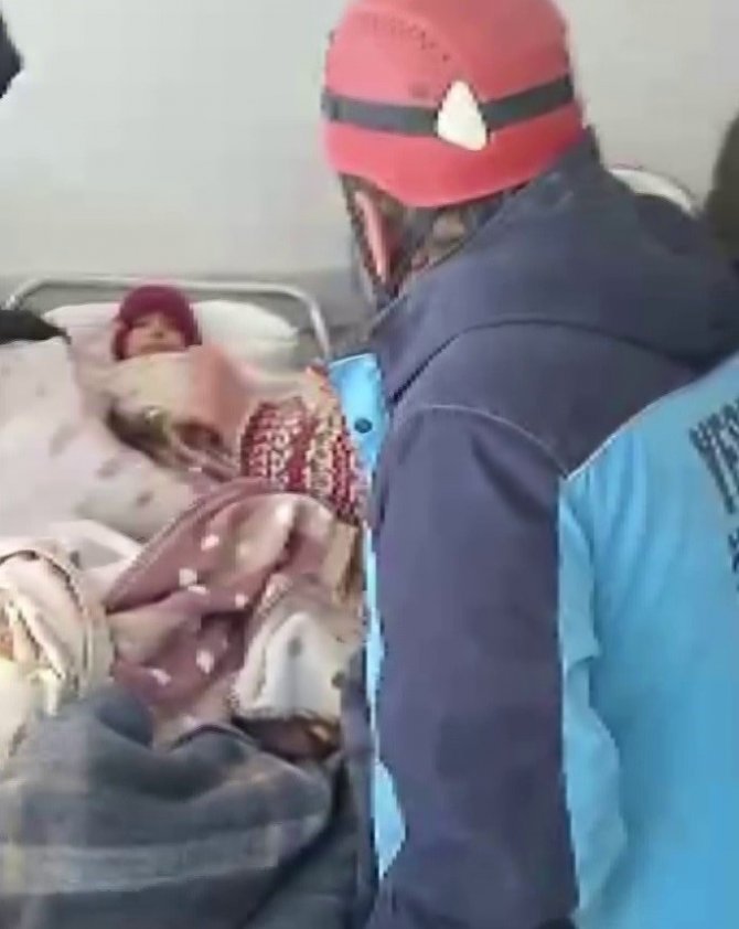 78 Saat Sonra Enkazdan Sağ Çıkarılan 2 Çocuk Annesi: “Kepçe Benim İçin Geldi Diye Çok Sevindim”