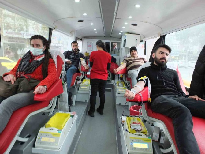 Burhaniyeliler Kan Bağışı İçin Kuyruk Oldular
