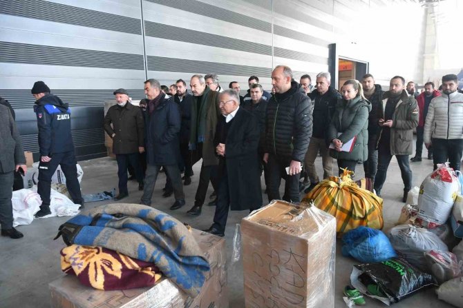 Başkan Büyükkılıç, Osb’de Yardım Toplama Merkezi’ni Ziyaret Etti