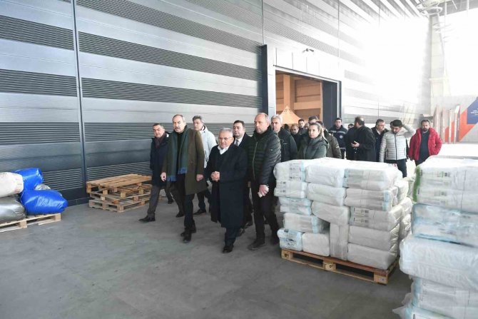 Başkan Büyükkılıç, Osb’de Yardım Toplama Merkezi’ni Ziyaret Etti