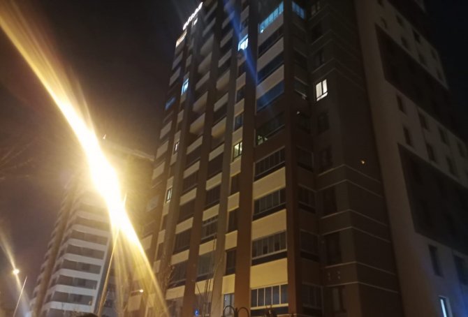 Bunalımda Olan Şahıs, Evdeki Eşyalarını Camdan Attı