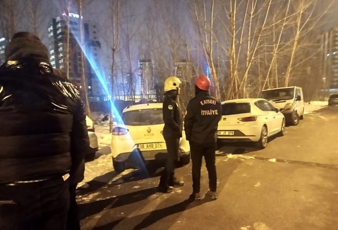 Bunalımda Olan Şahıs, Evdeki Eşyalarını Camdan Attı