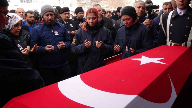 Depremde Yaşamını Kaybeden Astsubay Ve Annesi Toprağa Verildi