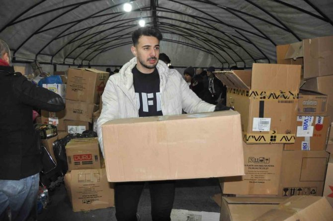 Mardin 1969 Spor Depremzedeler İçin 4 Tır Yardım Malzemesi Topladı