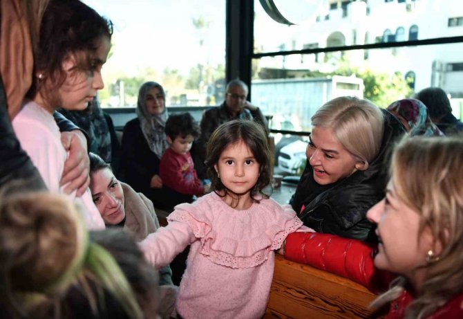 Antalya’ya Gelen Depremzedelere Yardım Eli