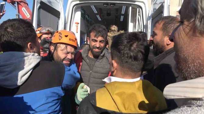 Depremin 83. Saatinde Enkazın Altından Sağ Çıkarıldı: "Size Kahve Yapacağım"