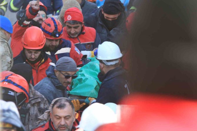 Malatya’da 81 Saat Sonra 72 Yaşındaki Depremzede Enkazdan Sağ Kurtarıldı