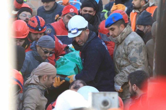 Malatya’da 81 Saat Sonra 72 Yaşındaki Depremzede Enkazdan Sağ Kurtarıldı