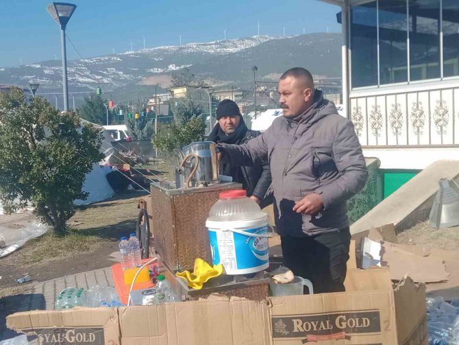 Çaycı Kendi İmkanları İle Gittiği Gaziantep’te Depremzedelerin İçini Isıtıyor