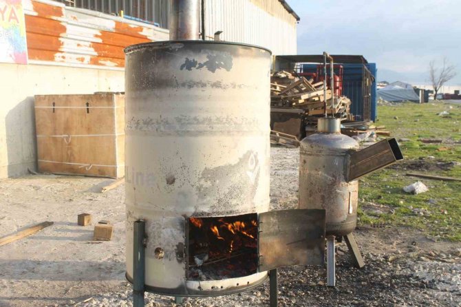 Depremzedeler Ve Yardım Ekipleri İçin Soba Üretiyorlar