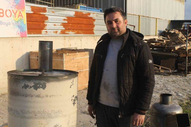 Depremzedeler Ve Yardım Ekipleri İçin Soba Üretiyorlar