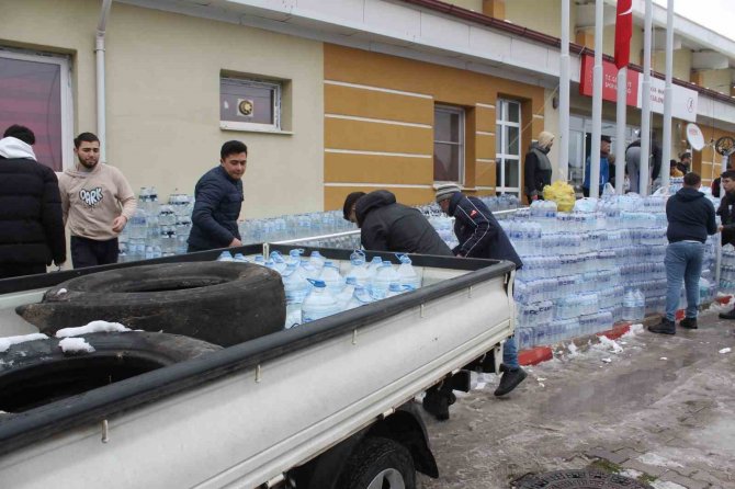 Deprem Bölgelerine Yardımlar Artarak Sürüyor