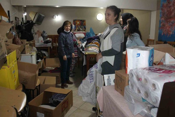 Deprem Bölgelerine Yardımlar Artarak Sürüyor