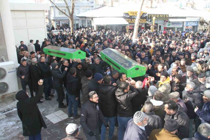 Enkaz Altından Birbirine Sarılı Olarak Çıkarılan Baba Ve Kızına Acı Veda