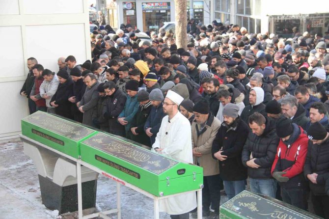 Enkaz Altından Birbirine Sarılı Olarak Çıkarılan Baba Ve Kızına Acı Veda