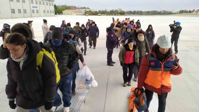 İ̇stanbul’dan Deprem Bölgesine 52 Yeni Ekip Yola Çıktı