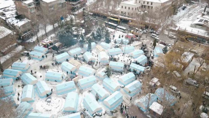 Depremin Ardından Malatya’da Yaralar Sarılıyor