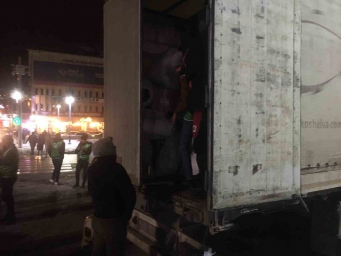 Deprem Bölgelerine Gece De Yardımlar Devam Etti