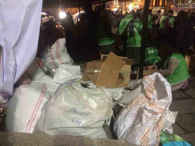 Deprem Bölgelerine Gece De Yardımlar Devam Etti
