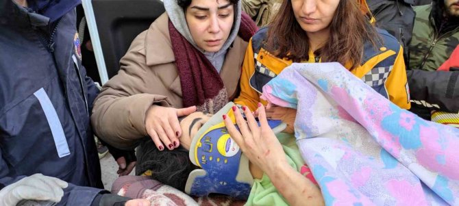 Batmanlı Jandarma Personeli Ve Güvenlik Korucuları Enkazdan 7 Kişiyi Kurtardı