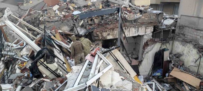 Batmanlı Jandarma Personeli Ve Güvenlik Korucuları Enkazdan 7 Kişiyi Kurtardı
