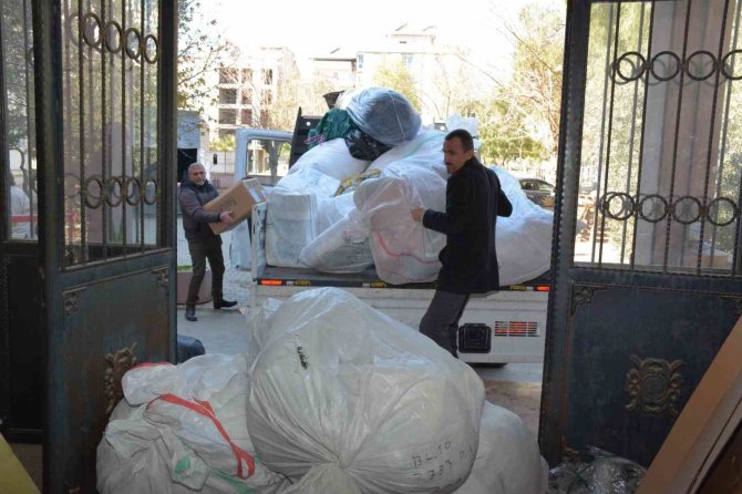 Adü’de Afet Yardım Kampanyası İçin Toplanan Malzemeler Yola Çıktı