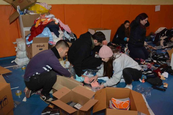 Adü’de Afet Yardım Kampanyası İçin Toplanan Malzemeler Yola Çıktı