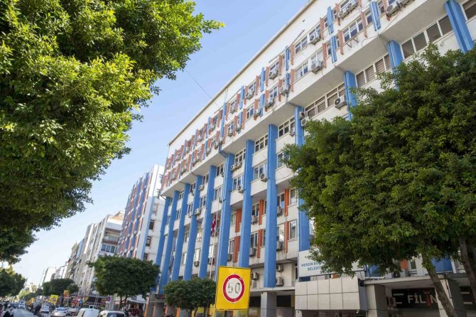 Mersin Büyükşehir Belediyesi, Depremde Hasar Alan Kırmızı Lacivert İ̇ş Merkezini Boşaltıyor