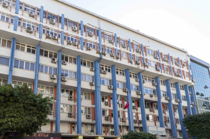 Mersin Büyükşehir Belediyesi, Depremde Hasar Alan Kırmızı Lacivert İ̇ş Merkezini Boşaltıyor