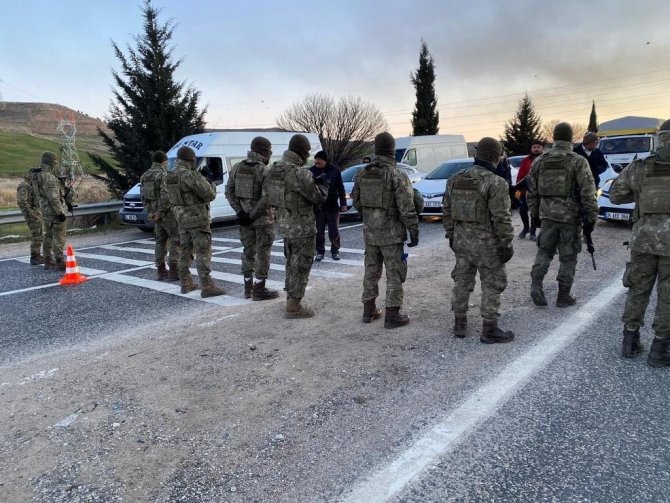Msb: "10’uncu Komando Tugayımız Adıyaman’da Araçların Emniyetli Geçişlerini Sağlamaya Devam Ediyor."