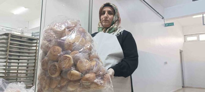 Liseli Öğrenciler Depremzedeler İçin Ekmek Yapıyor