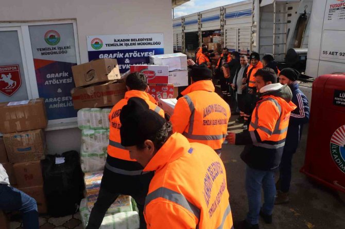 Temizlik Personellerinden Depremzedelere Yürek Isıtan Yardım