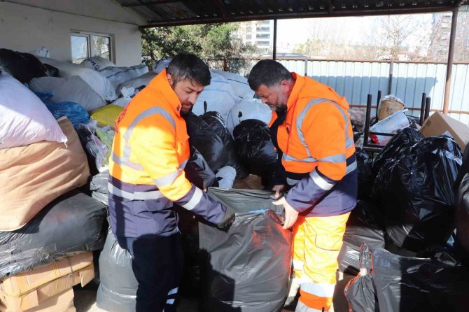 Temizlik Personellerinden Depremzedelere Yürek Isıtan Yardım