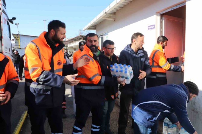 Temizlik Personellerinden Depremzedelere Yürek Isıtan Yardım