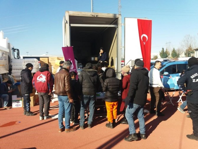 Şehzadeler Belediyesi’nin Mobil Aşevi Adıyaman’da İçleri Isıtıyor