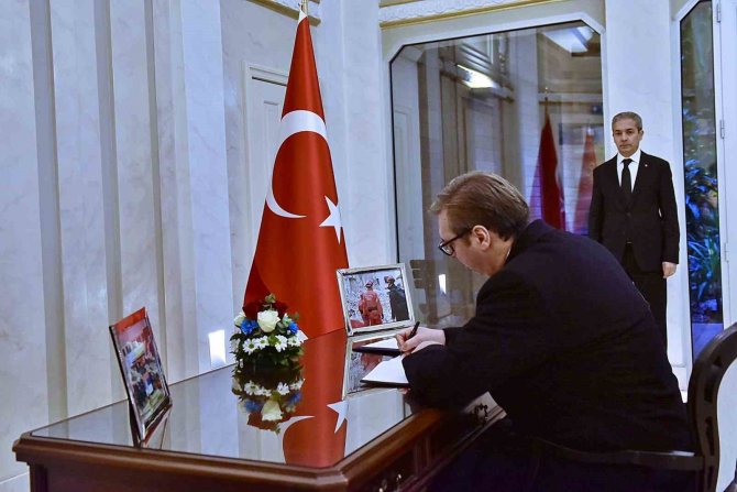 Sırbistan Cumhurbaşkanı Vucic, Türkiye’deki Depremzedeler İçin Taziye Defterini İmzaladı