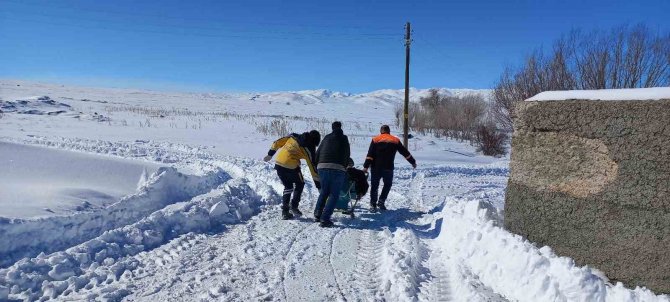 219 Yerleşim Yeri Ulaşıma Kapandı, Ekipler Yaşlı Hasta İçin Seferber Oldu