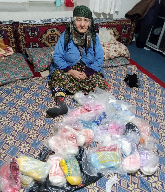 90 Yaşındaki Cennet Nine, Depremzedelere Patik Çorap Örüyor