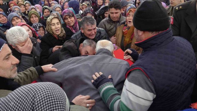 Depremde Hayatını Kaybeden Uzman Çavuş Bilgiç Toprağa Verildi
