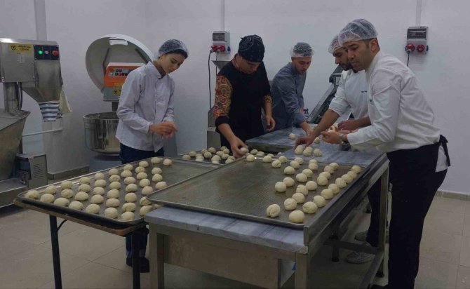 Tekirdağ’da Öğrenciler Deprem Bölgesine Günde 5 Bin Ekmek Üretiyor