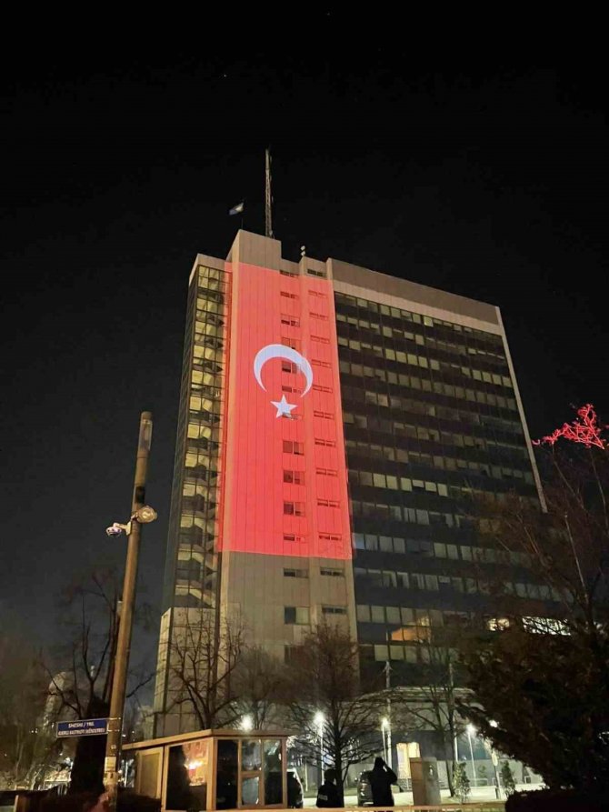 Kosova Başbakanlık Binasına Türk Bayrağı Silueti Yansıtıldı