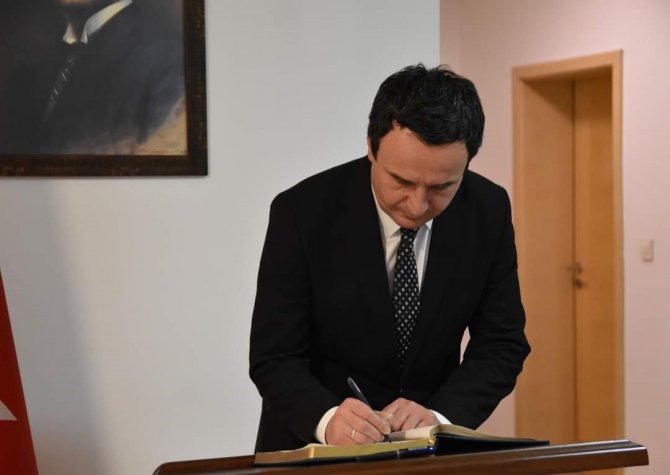 Kosova Cumhurbaşkanı Osmani Ve Kosova Başbakanı Kurti Priştine Büyükelçiliğinde Taziye Defterini İmzaladı