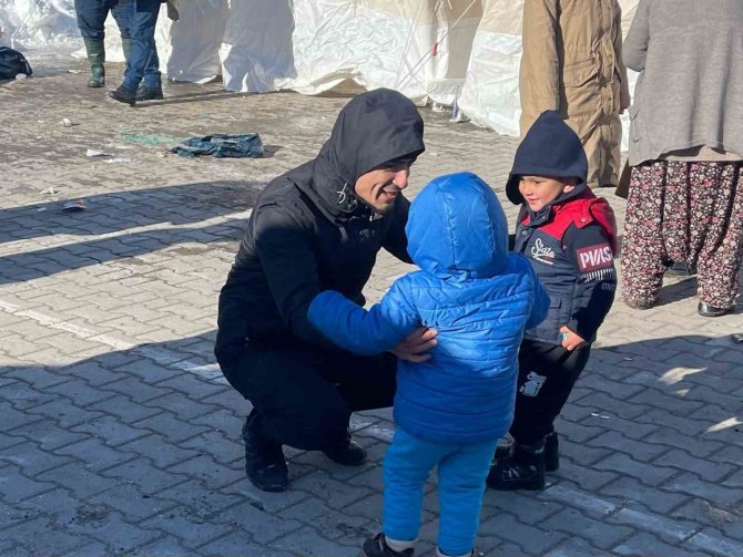 Van Depreminde Yakınlarını Kaybetmişti, Depremzedelere Yardıma Gitti