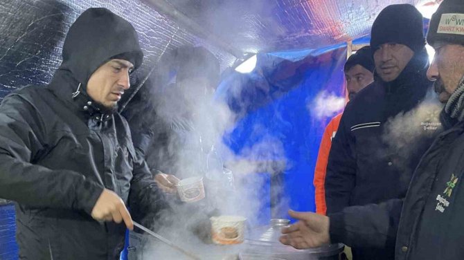Van Depreminde Yakınlarını Kaybetmişti, Depremzedelere Yardıma Gitti