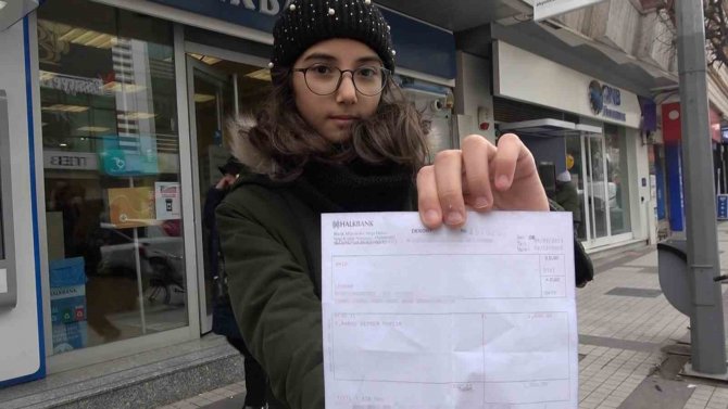 Minik Elif Bir Yıldır Kumbarasında Biriktirdiği Paraları Depremzedelere Bağışladı
