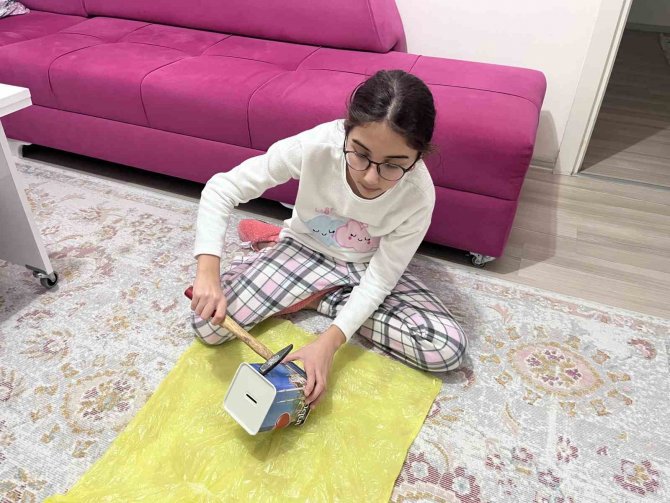 Minik Elif Bir Yıldır Kumbarasında Biriktirdiği Paraları Depremzedelere Bağışladı