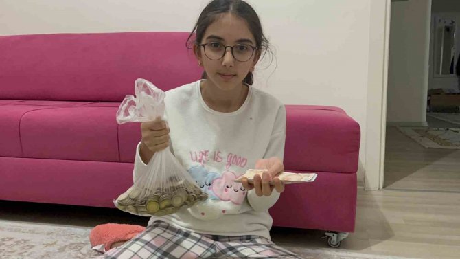 Minik Elif Bir Yıldır Kumbarasında Biriktirdiği Paraları Depremzedelere Bağışladı