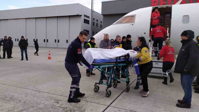 Yaralı 4 Depremzede Çocuk Adana’dan İ̇stanbul’a Getirildi
