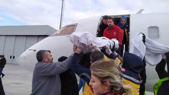 Yaralı 4 Depremzede Çocuk Adana’dan İ̇stanbul’a Getirildi
