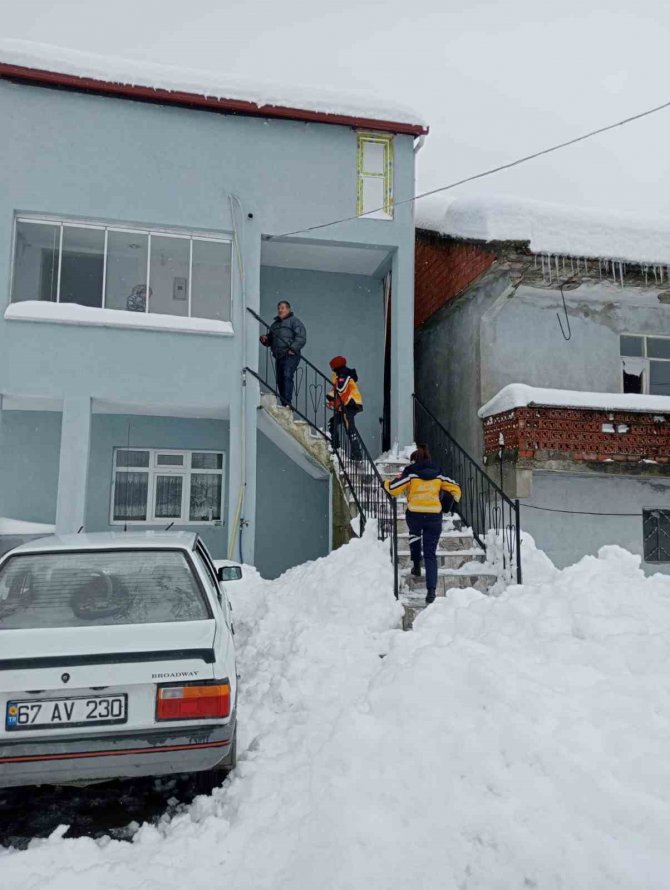 Karla Mücadele Veren Ekipler Hasta Kadına Güçlükle Ulaştı